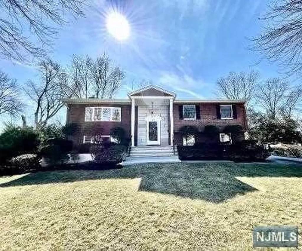 566 Beech Lane Paramus NJ 07652