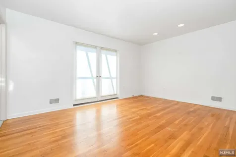 566 Beech Lane Paramus NJ 07652