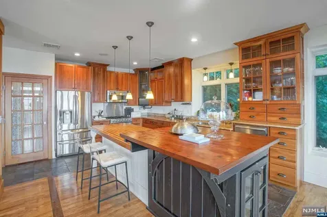 168 Undercliff Avenue Edgewater NJ 07020