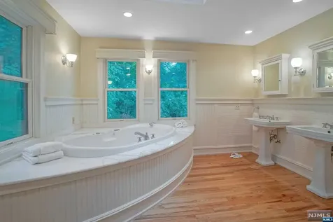 168 Undercliff Avenue Edgewater NJ 07020