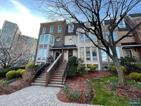 54 Kings Court Fort Lee NJ 07024