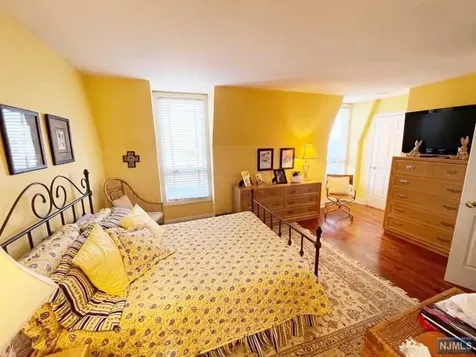 54 Kings Court Fort Lee NJ 07024