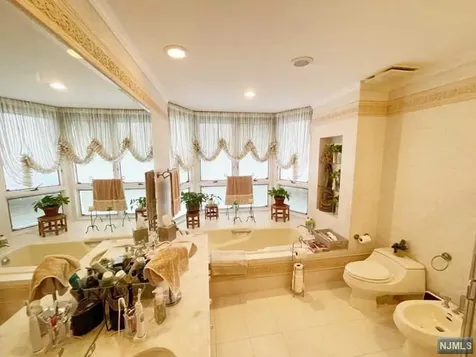 54 Kings Court Fort Lee NJ 07024