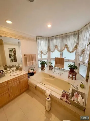 54 Kings Court Fort Lee NJ 07024