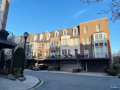 54 Kings Court Fort Lee NJ 07024