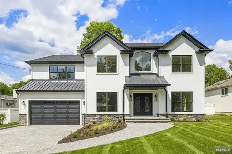 331 Franklin Place Paramus NJ 07652