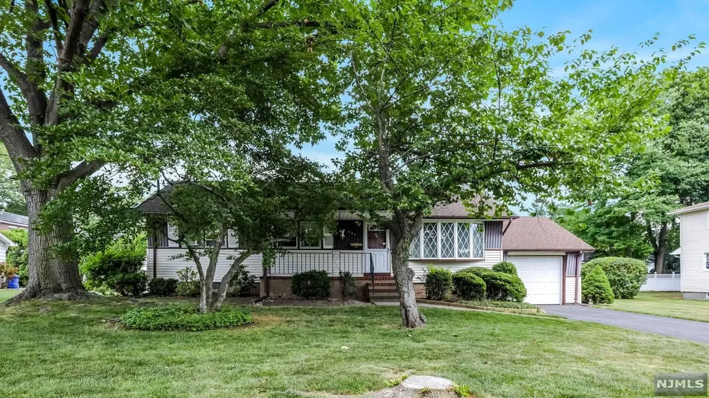 251 Woodcrest Road Paramus NJ 07652
