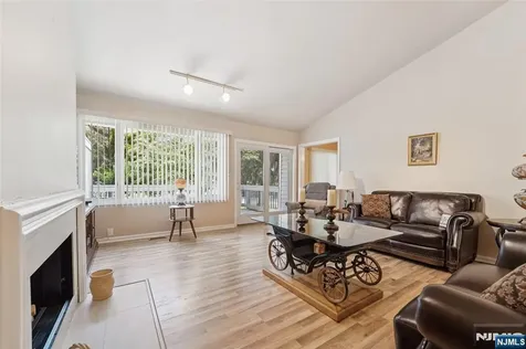 28 Parsons Court Mahwah NJ 07430