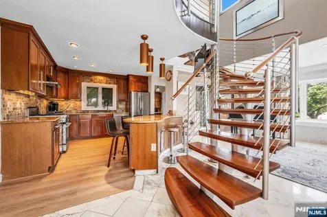 28 Elizabeth Court Secaucus NJ 07094