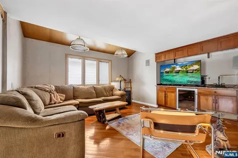 28 Elizabeth Court Secaucus NJ 07094