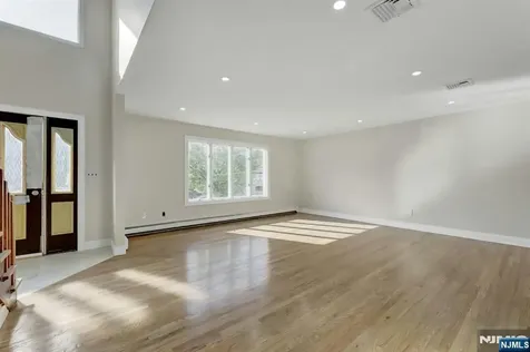 535 Orchard Avenue Palisades Park NJ 07650