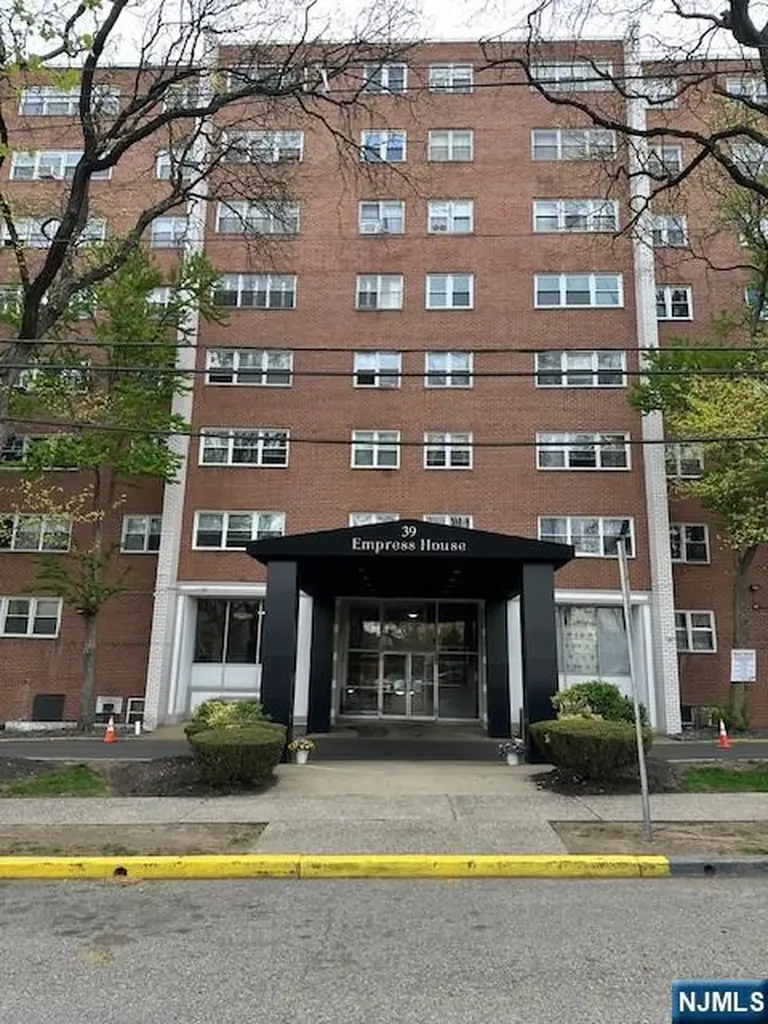 39 E 39th Paterson NJ 07514