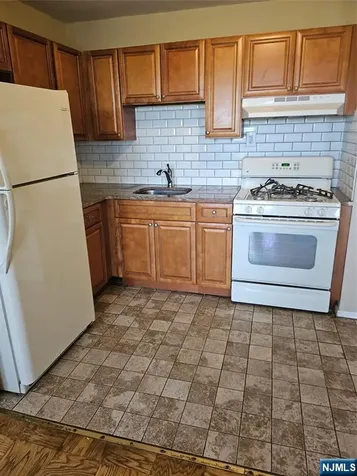 39 E 39th Paterson NJ 07514
