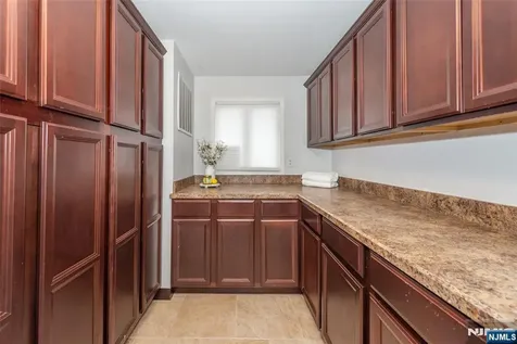 131 Horseneck Road Fairfield NJ 07004