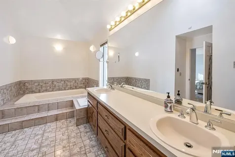 298 Freemans Lane Franklin Lakes NJ 07417