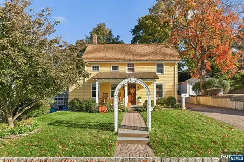 18 1st Street Allendale NJ 07401