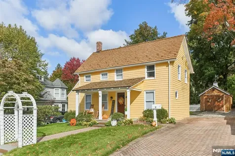 18 1st Street Allendale NJ 07401