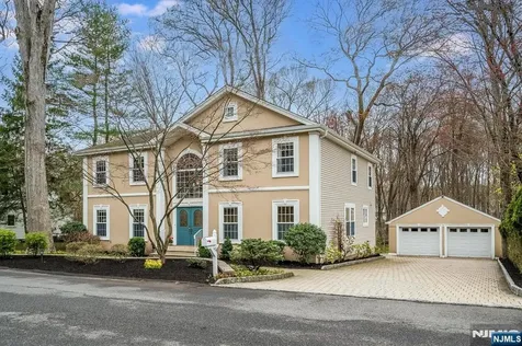 16 Reeds Lane Woodcliff Lake NJ 07677