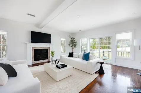 2 Bona Court Park Ridge NJ 07656