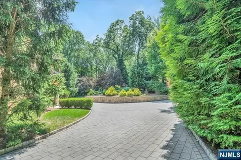 711 Dakota Trail Franklin Lakes NJ 07417