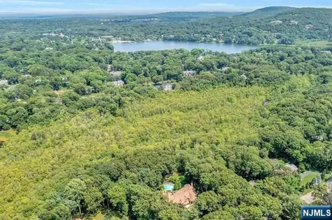 711 Dakota Trail Franklin Lakes NJ 07417