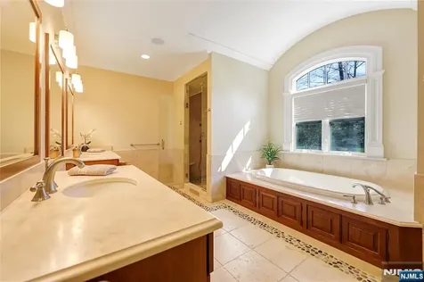 111 Van Riper Lane Woodcliff Lake NJ 07677