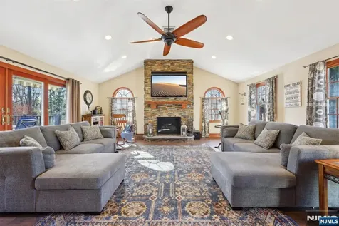 87 Wayne Court North Haledon NJ 07508