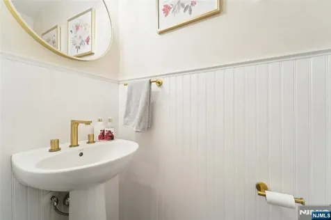 6 Masterson Court Waldwick NJ 07463