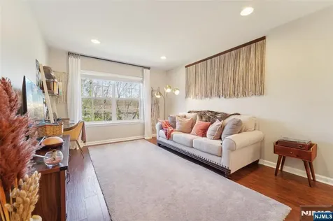 6 Masterson Court Waldwick NJ 07463