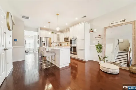 6 Masterson Court Waldwick NJ 07463