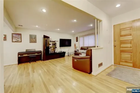 76 Crain Road Paramus NJ 07652