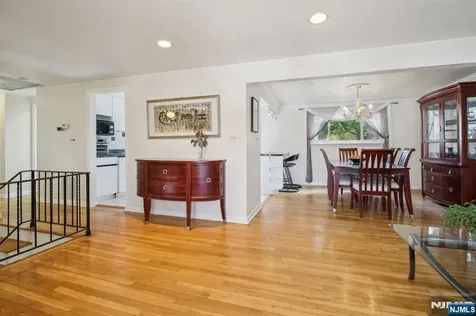 47 Edgemere Road Livingston NJ 07039