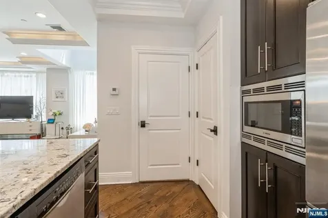 8 Marquis Court Edgewater NJ 07020