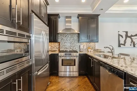 8 Marquis Court Edgewater NJ 07020