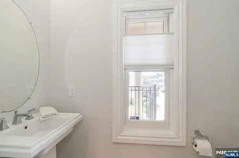 8 Marquis Court Edgewater NJ 07020