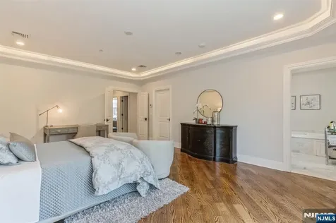 8 Marquis Court Edgewater NJ 07020