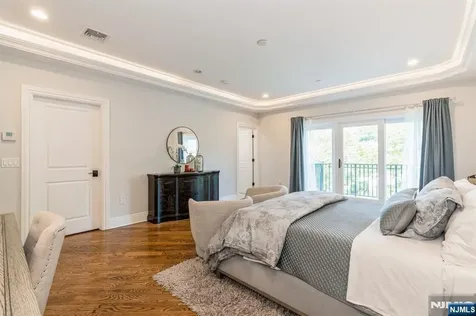 8 Marquis Court Edgewater NJ 07020