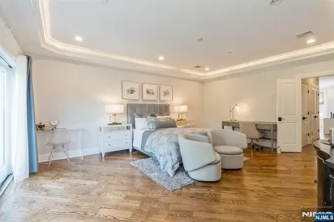 8 Marquis Court Edgewater NJ 07020