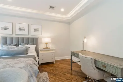 8 Marquis Court Edgewater NJ 07020