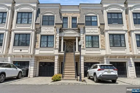 8 Marquis Court Edgewater NJ 07020