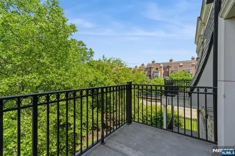8 Marquis Court Edgewater NJ 07020