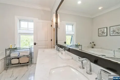8 Marquis Court Edgewater NJ 07020