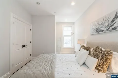 8 Marquis Court Edgewater NJ 07020