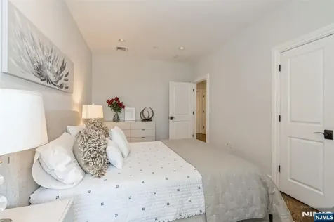 8 Marquis Court Edgewater NJ 07020
