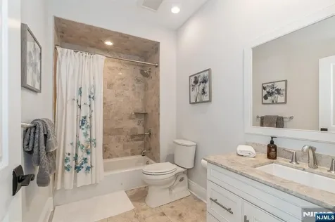 8 Marquis Court Edgewater NJ 07020