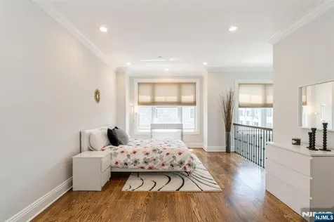 8 Marquis Court Edgewater NJ 07020
