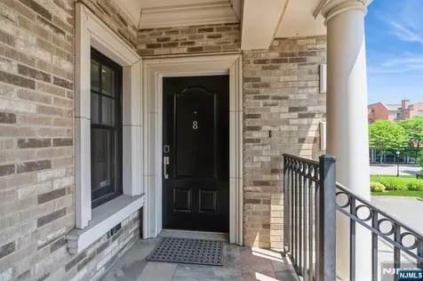 8 Marquis Court Edgewater NJ 07020