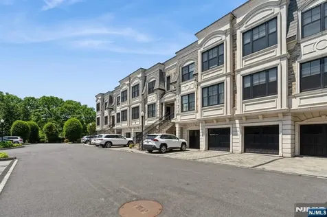 8 Marquis Court Edgewater NJ 07020