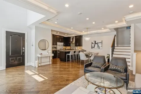 8 Marquis Court Edgewater NJ 07020