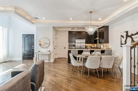 8 Marquis Court Edgewater NJ 07020